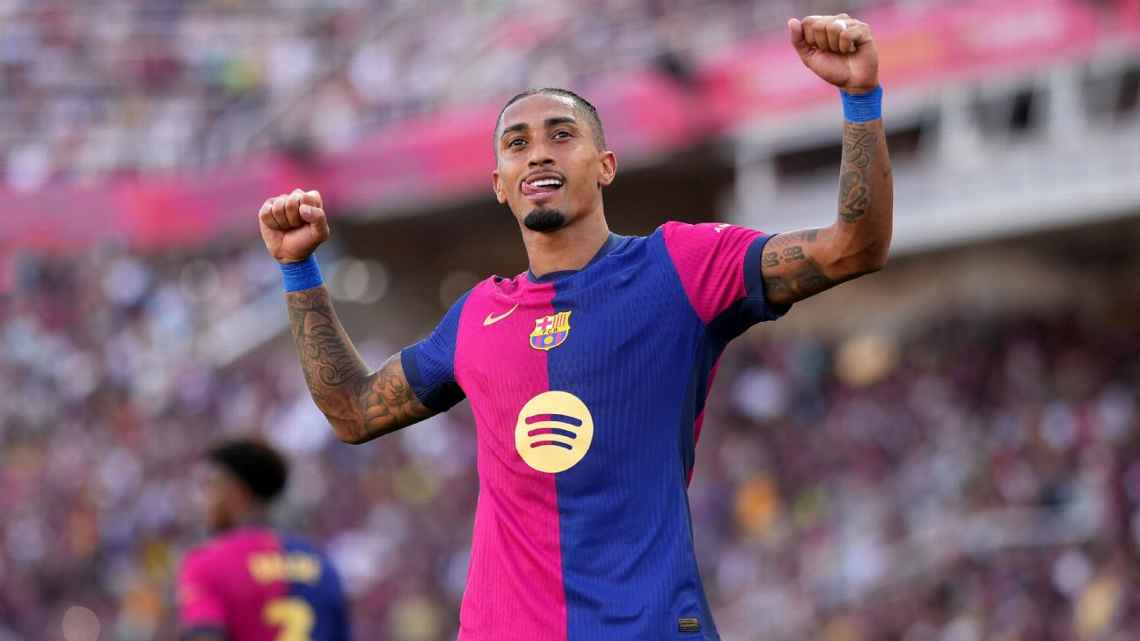 Raphinha faz hat-trick, Barcelona aplica 7 a 0 no Valladolid e segue 100% na liderança isolada de LALIGA