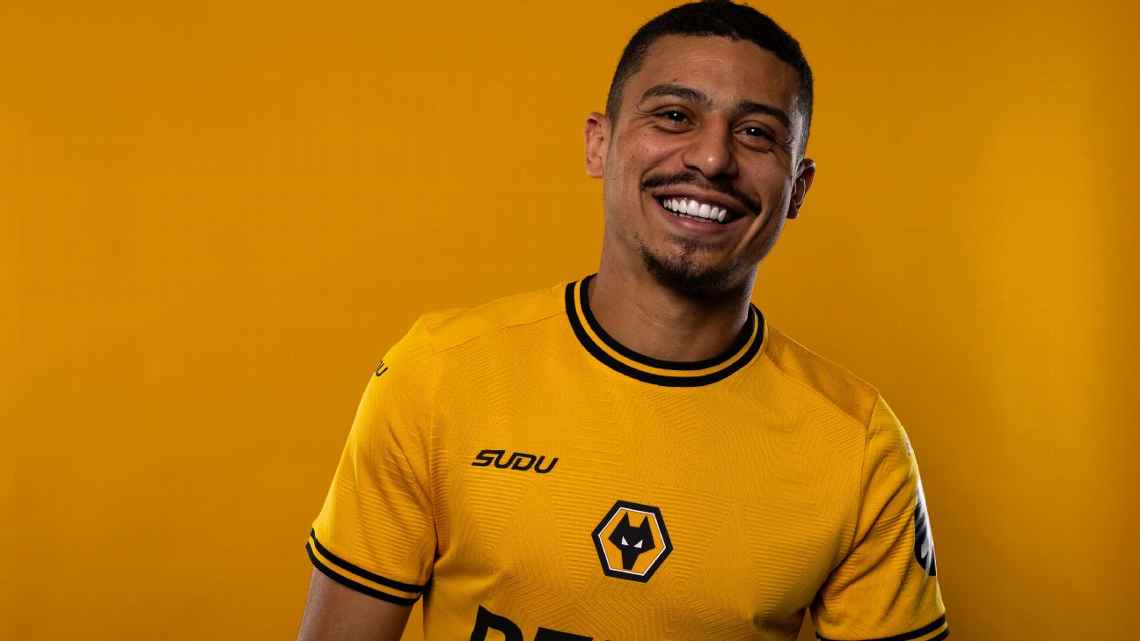 Wolverhampton anuncia contratação do volante André, ex-Fluminense