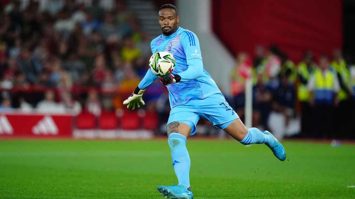 Gol a 21 segundos, pênalti defendido e eliminação: como foi a estreia de Carlos Miguel na Inglaterra