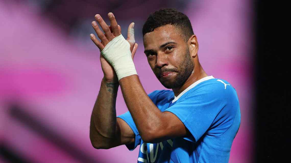 Torcedores do Al Hilal pedem que clube negocie Renan Lodi para que Neymar seja inscrito; entenda dilema