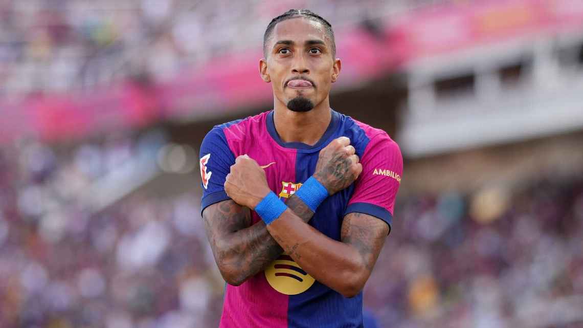 Jornal espanhol vai à loucura com Raphinha após hat-trick no Barcelona: ‘Mistura de Rivaldo com Rivellino’