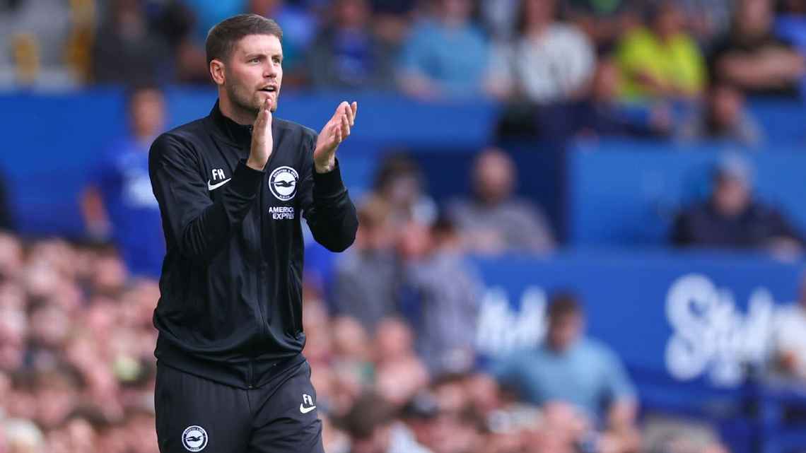 Técnico mais jovem da história da Premier League é do Texas, trabalha desde os 23 anos e agora desafia Arsenal