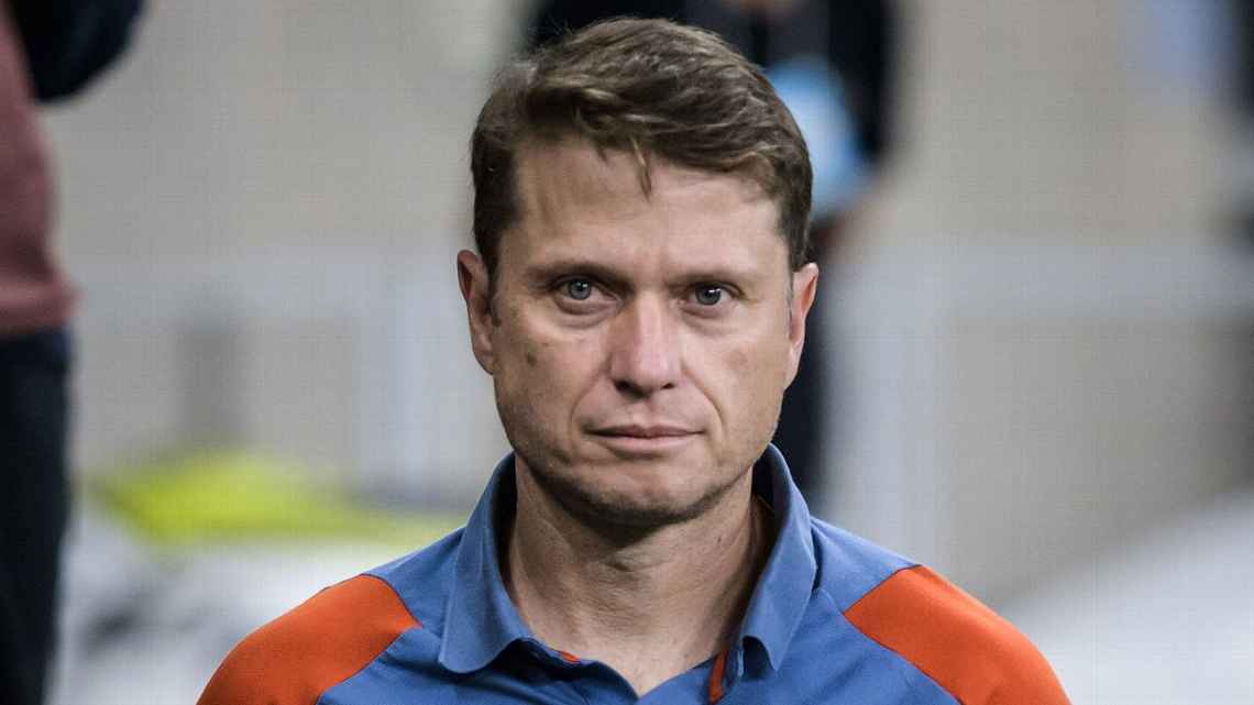 Torcida do Cruzeiro se revolta com Fernando Seabra e xinga técnico durante jogo contra o Inter