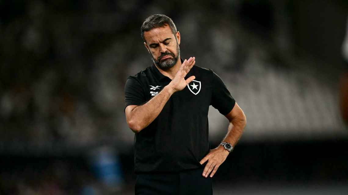 Técnico do Botafogo cutuca e diz que São Paulo ‘jogou para não perder’: ’11 atrás da linha da bola’