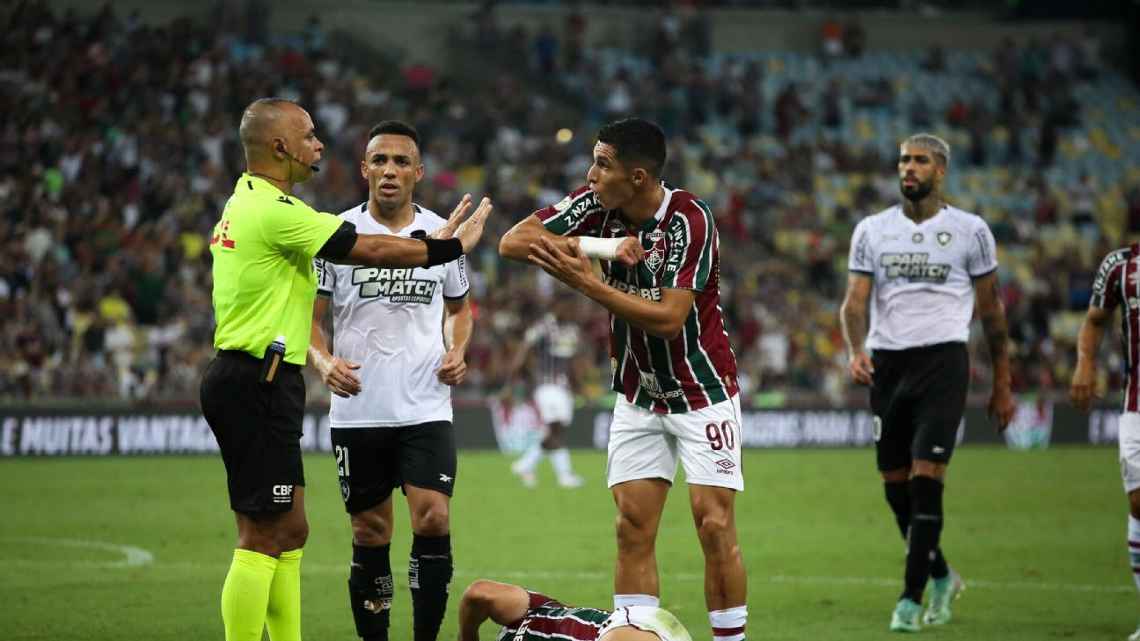 ‘Três erros gigantes da arbitragem’: Renata Ruel analisa polêmicas de Fluminense x Botafogo