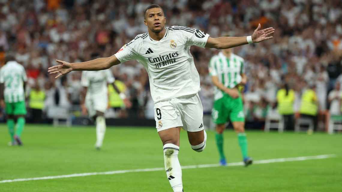 Mbappé desencanta em LALIGA e faz dois, Real Madrid vence o Betis na estreia de Vitor Roque e segue ‘caça’ ao Barcelona