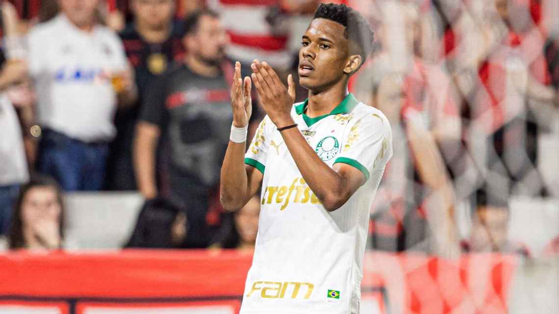 Palmeiras vence Athletico-PR com golaço de Estêvão e segue na cola do líder Botafogo