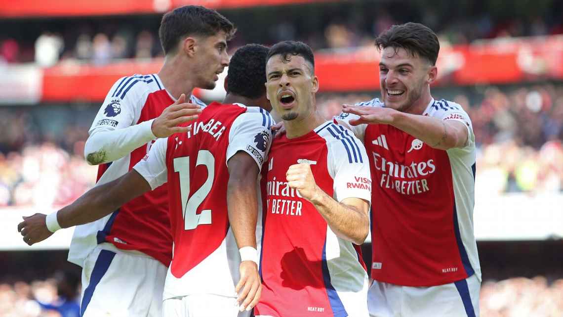 Com gol de Martinelli e outros dois nos acréscimos, Arsenal sofre para vencer Leicester e encosta no Manchester City