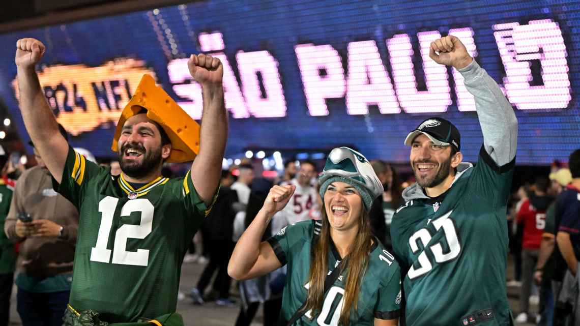 Escola de samba e ‘brasilidades’: estrangeiros se encantam com Arena e clima de jogo da NFL em São Paulo