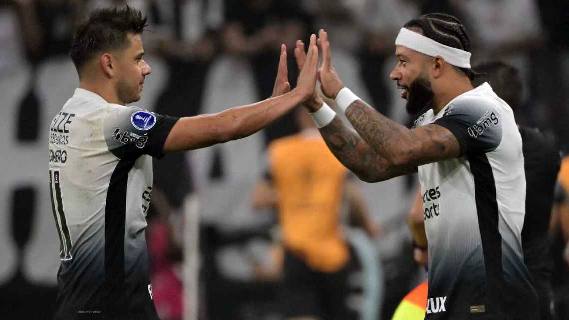 Com assistência de Memphis Depay, Corinthians atropela Fortaleza e vai à semifinal da Sul-Americana