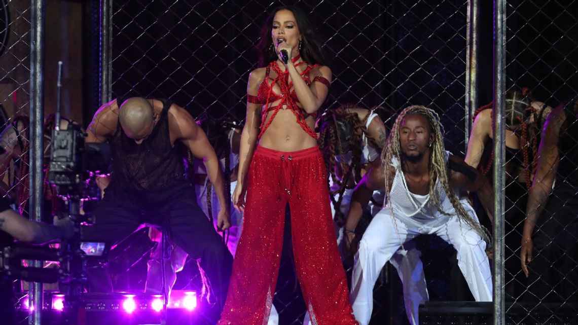 Anitta faz show do intervalo da NFL em São Paulo com pouco português em músicas e é criticada na Internet