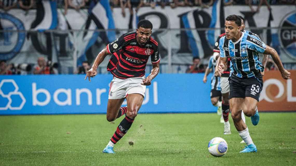 Flamengo repudia atos racistas contra Carlinhos e diz esperar ações da CBF