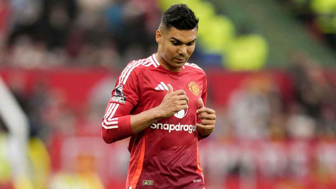 Jornal inglês detona Casemiro após derrota: ‘Uma das piores atuações de um jogador do United’