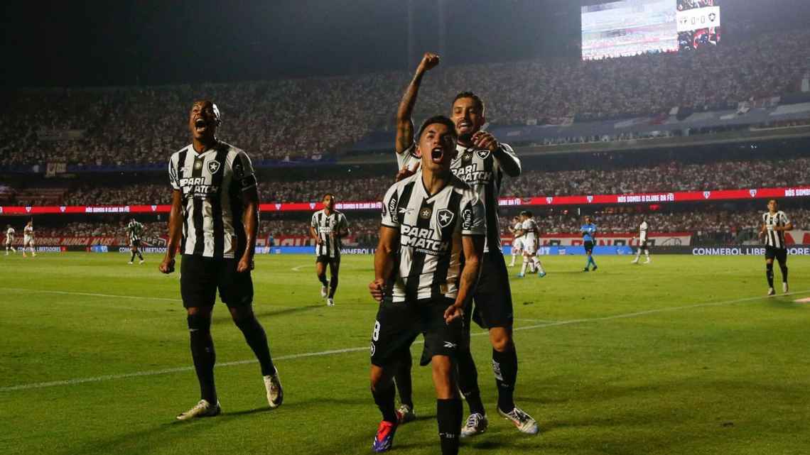 John brilha, Botafogo bate São Paulo nos pênaltis e avança à semifinal da Libertadores