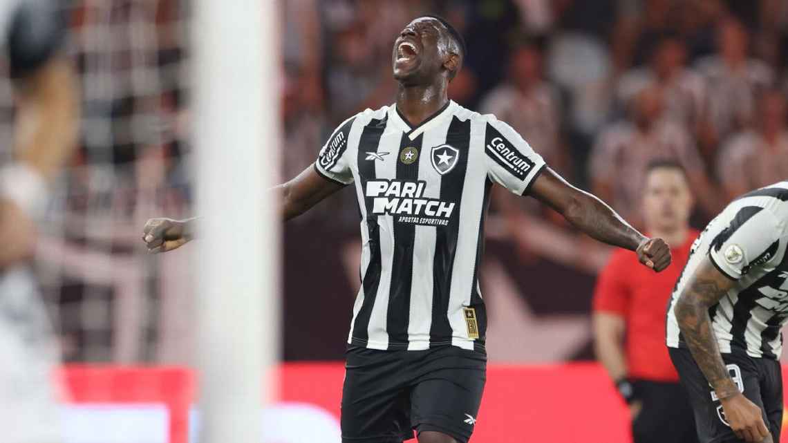 Botafogo vence Corinthians, abre vantagem na liderança do Brasileirão e mantém rival no Z-4