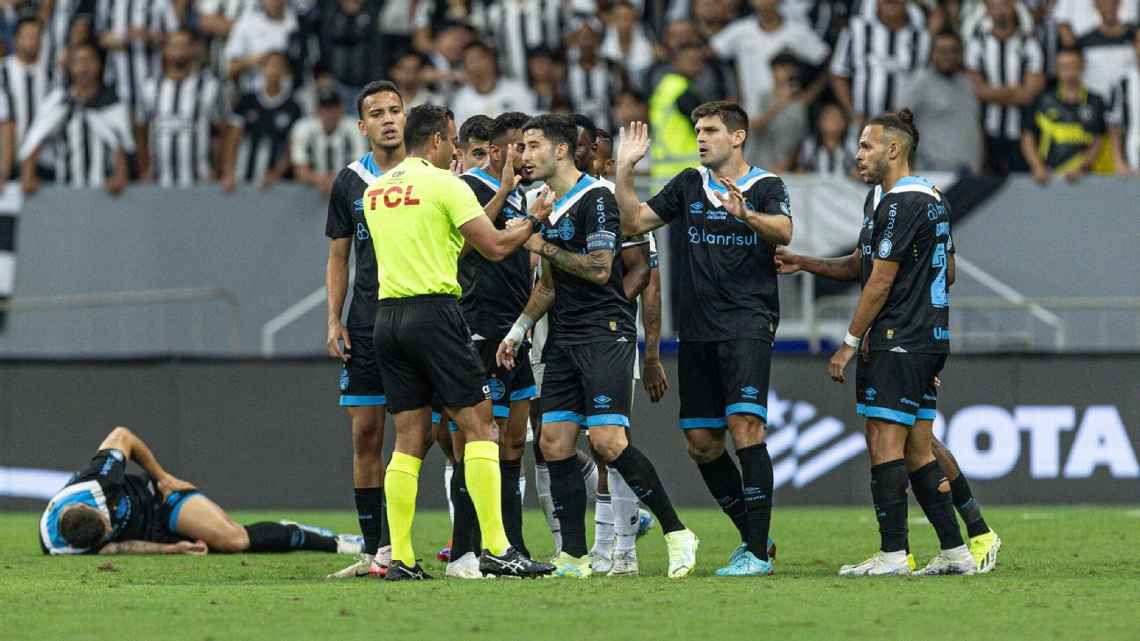 Vice do Grêmio detona arbitragem, critica jogador do Botafogo por simulação e ironiza dossiê de Textor