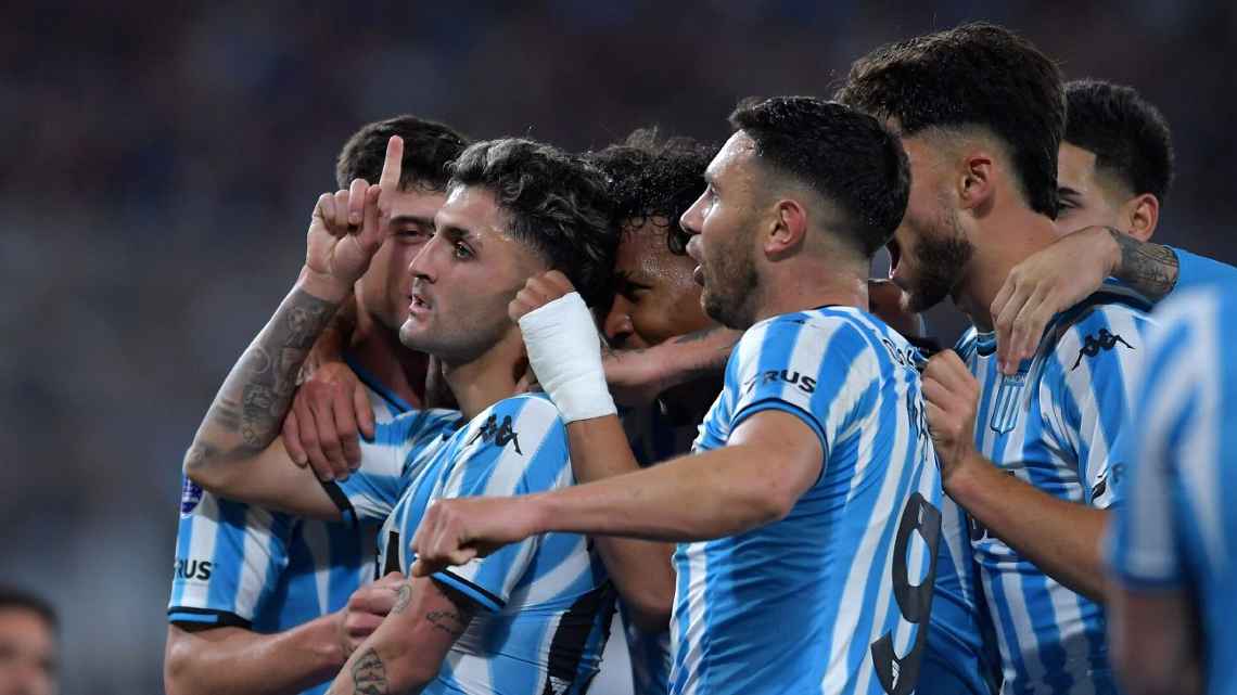 Racing atropela em casa, goleia Athletico-PR e pega o Corinthians na semifinal da Sul-Americana