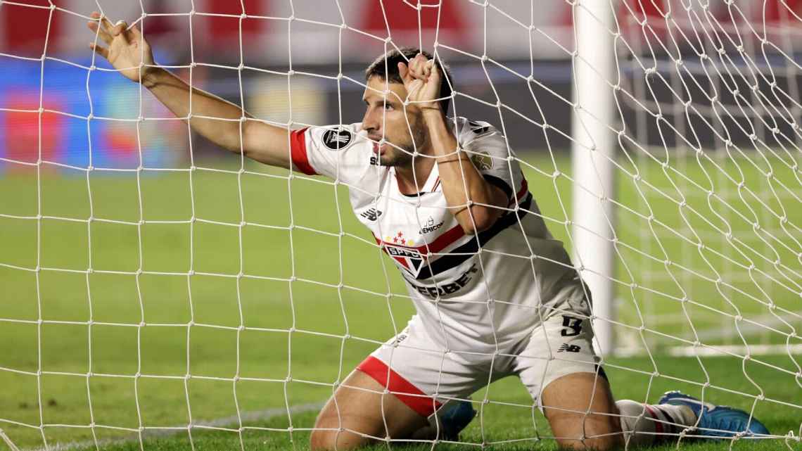 Calleri assume culpa após eliminação do São Paulo e pede desculpas: ‘Acabou o ano para nós’