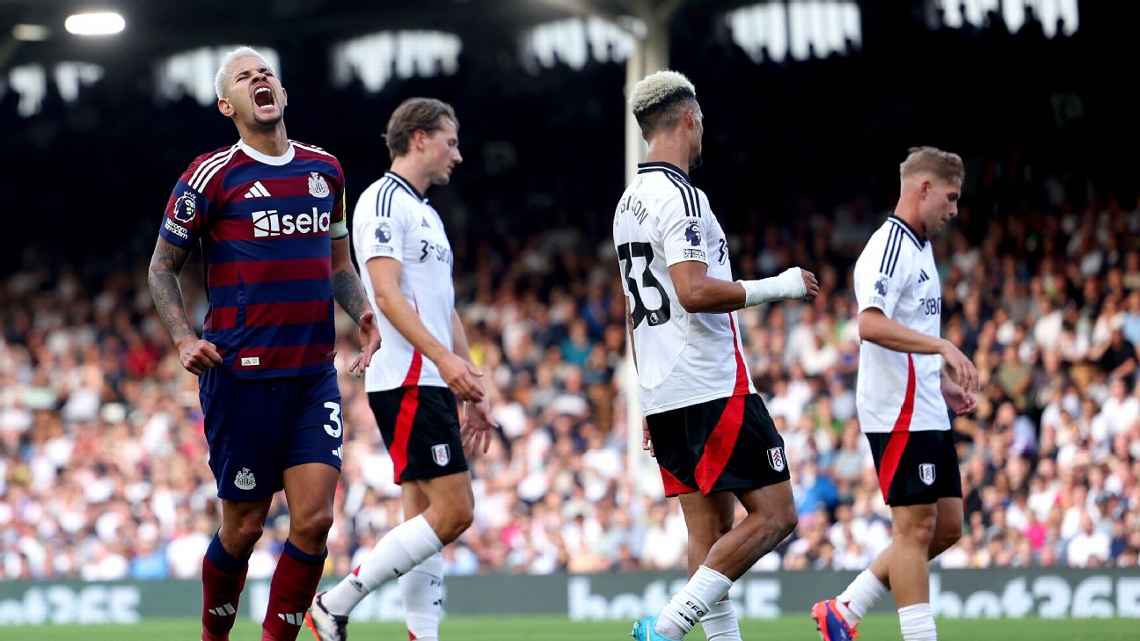 Bruno Guimarães comete falha bizarra em derrota do Newcastle para o Fulham na Premier League