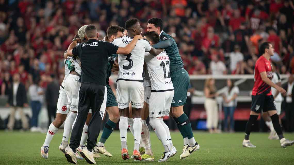 Vegetti chama campo do Athletico de ‘muito ruim’, e Léo Jardim fala em ‘vaga de marcar história’: ‘Resgatar essência do que é ser Vasco’