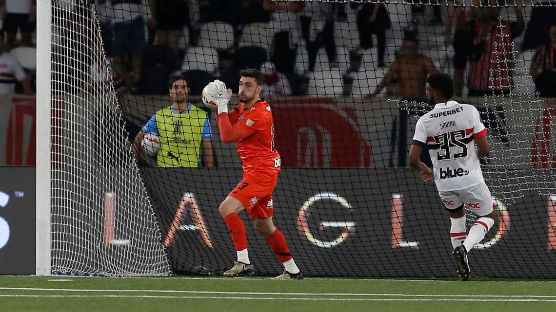 Rafael, do São Paulo, rebate atacante do Botafogo após ser acusado de fazer ‘cera’ em jogo da Libertadores