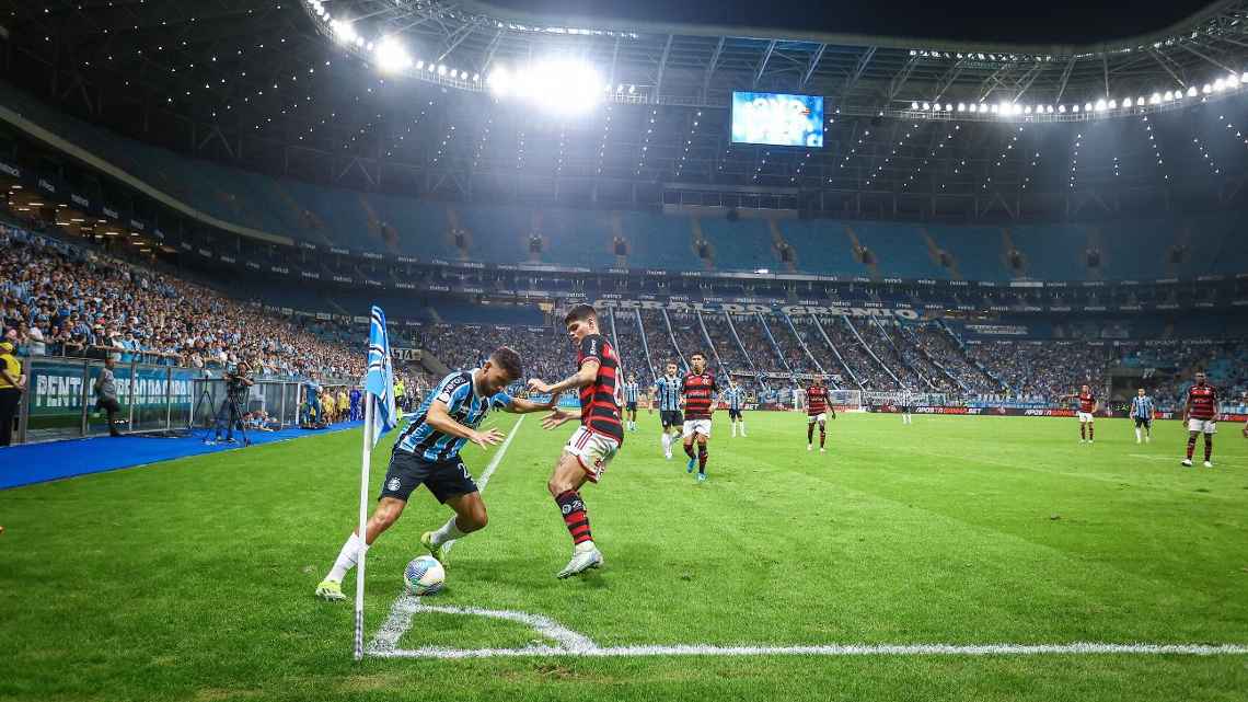 Grêmio notifica Flamengo após perícia descartar injúria racial contra Carlinhos: ‘Que se retrate’