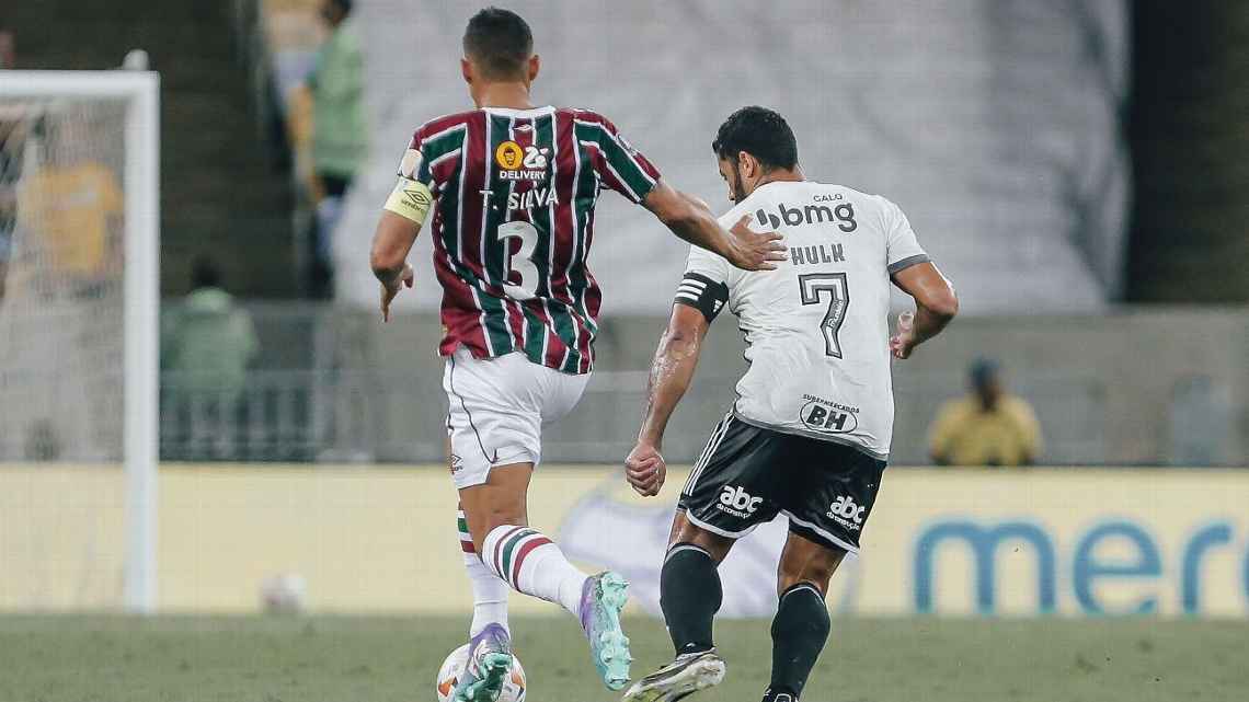 Thiago Silva machucou o calcanhar ao cair de mau jeito e será avaliado pelo DM do Fluminense