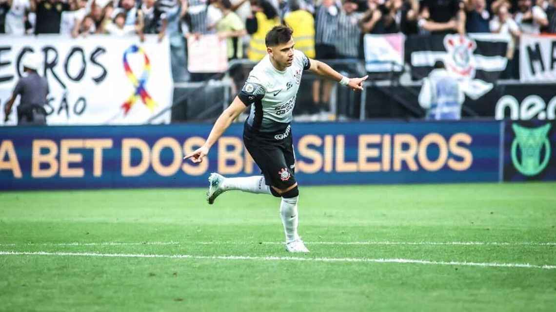 Depay estreia, Romero dá show, e Corinthians faz 3 a 0 no Atlético-GO em duelo direto contra o rebaixamento