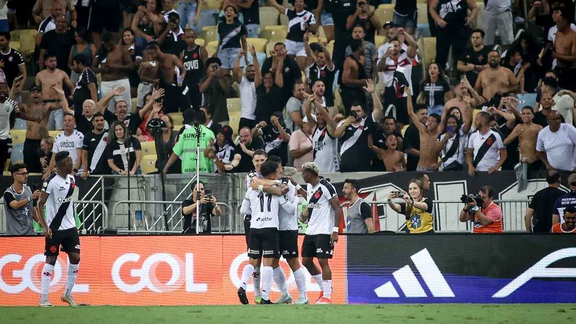 Coutinho marca o 1º no retorno, e Vasco busca empate contra o Flamengo em clássico no Maracanã