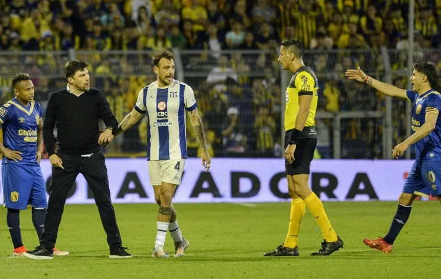 Durísima sanción a Alexander Medina tras el escándalo ante Rosario Central