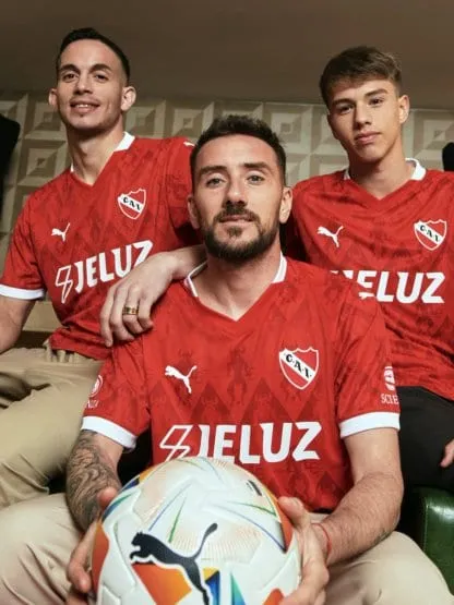 Volvió el diablito: Independiente presentó su nueva camiseta con detalles históricos