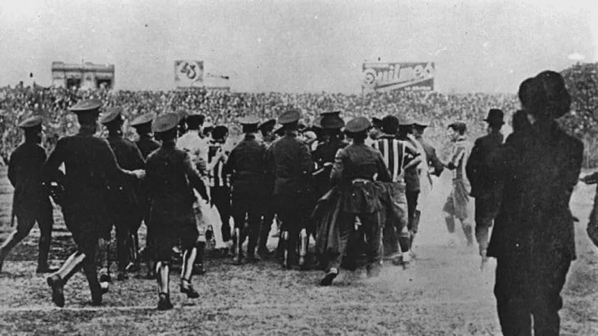 Abandono, escándalo y escritorio: la historia del primer Boca-River del profesionalismo