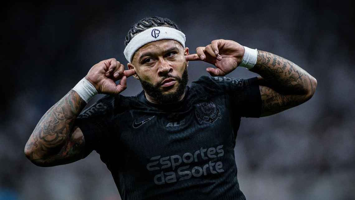 Depay faz pintura em 1º gol, Corinthians vence duelo direto e coloca Athletico-PR no Z-4 do Brasileirão