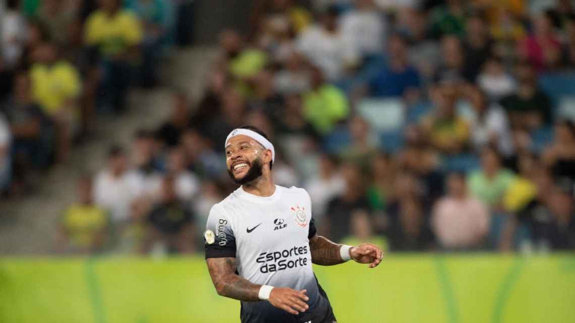 Memphis Depay marca, Corinthians vence Cuiabá e deixa a zona de rebaixamento do Brasileirão