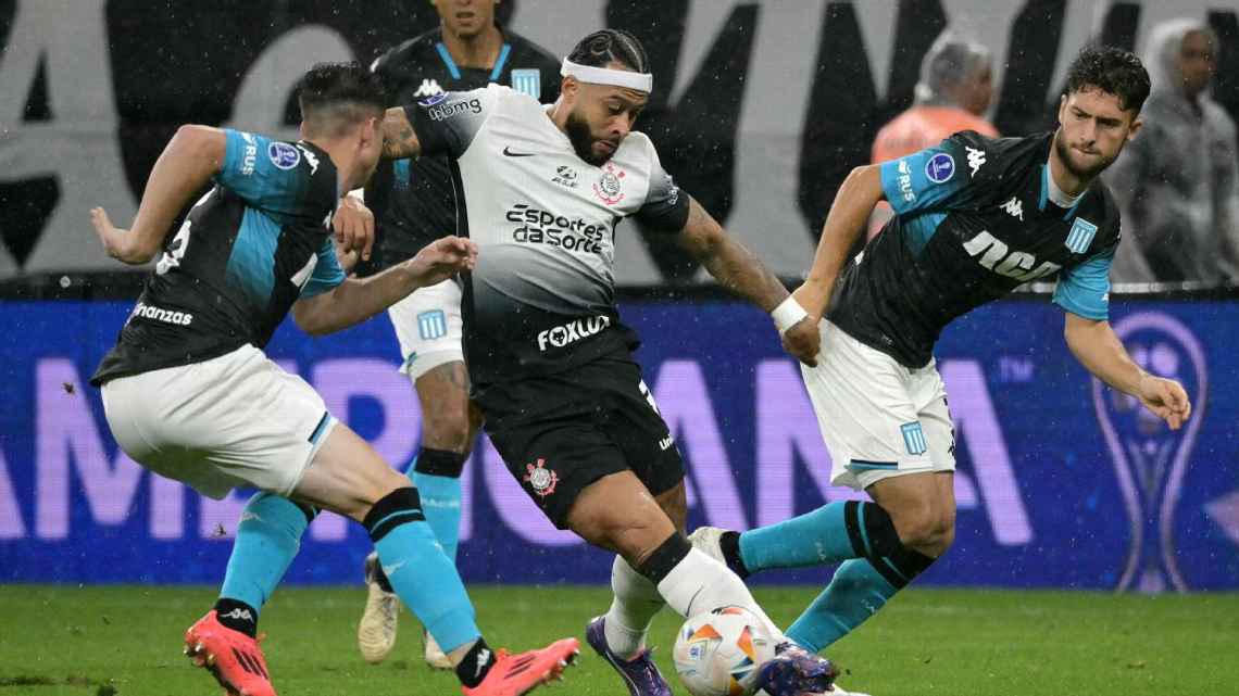 Como é assistir a Memphis Depay em Itaquera em ‘noite de Copa’ para o Corinthians