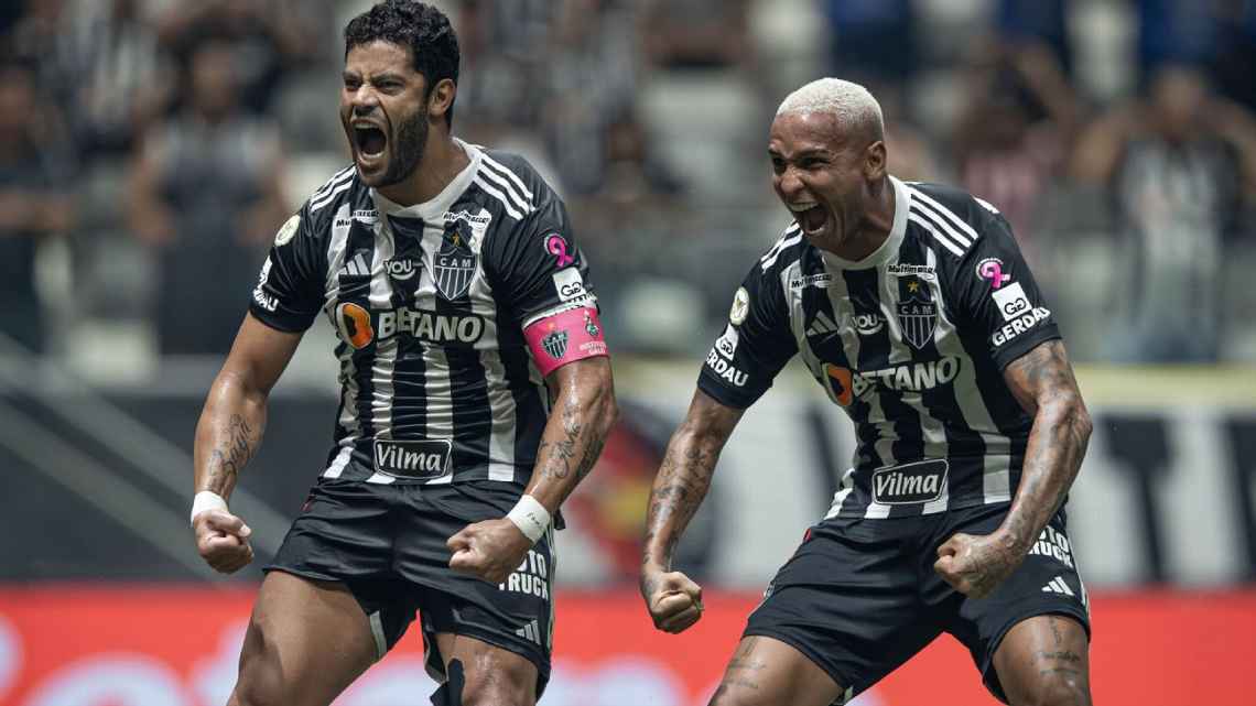 ‘Deyvinho, não faz isso’: Hulk revela motivo que o fez dar ‘puxão de orelha’ em Deyverson no Atlético-MG