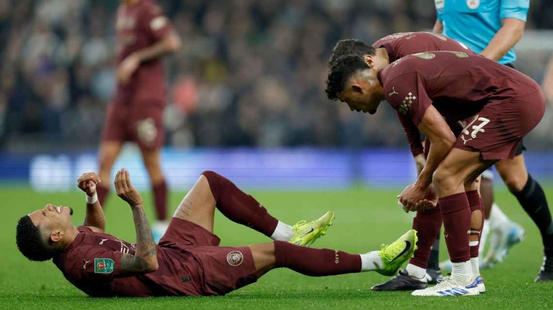 Savinho sai chorando e aumenta problemas de Guardiola no City, agora com 8 machucados