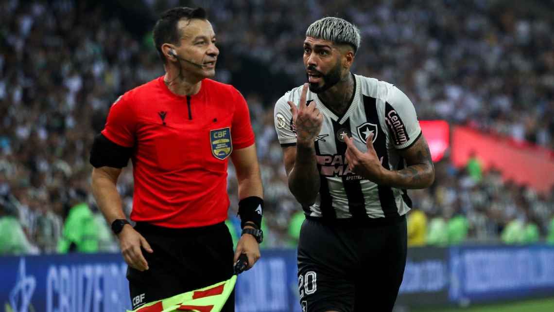 Gol do Botafogo contra o Criciúma deveria ser anulado? O que diz a regra e como VAR tem que atuar nessa situação