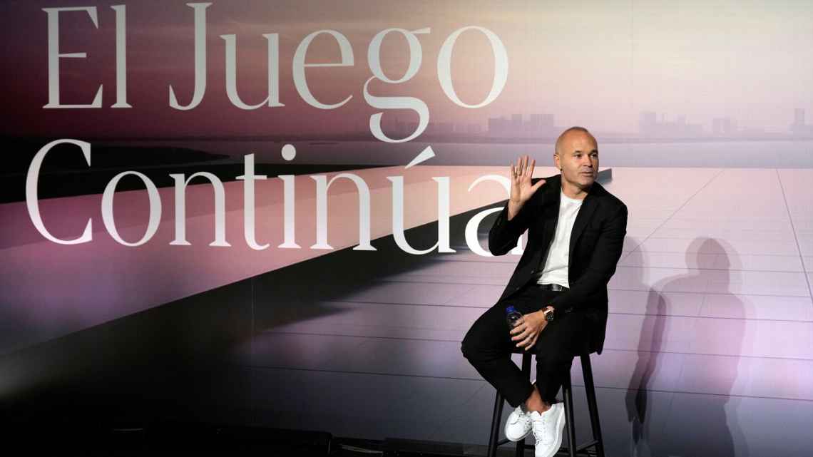 Iniesta chora ao anunciar aposentadoria do futebol e revela planos para o futuro: ‘Espero ir bem’