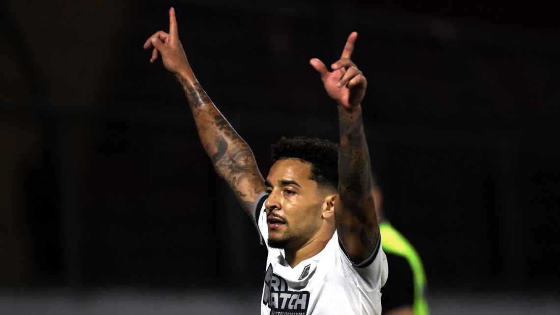 Botafogo vence o Bragantino e volta a abrir três pontos para o Palmeiras no Brasileirão