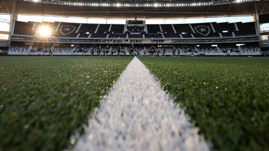 Meia do Peñarol reclama de gramado do Nilton Santos após derrota para o Botafogo