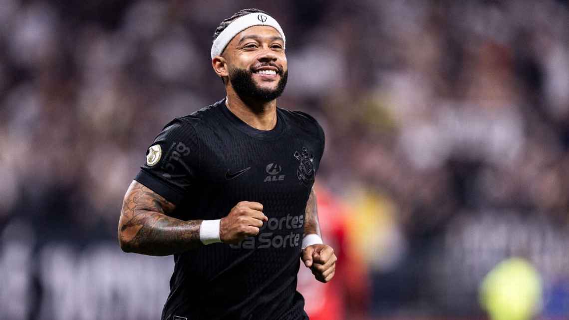 Após 1º gol pelo Corinthians, Memphis Depay diz qual jogador brasileiro o encanta: ‘É um dos meus favoritos’