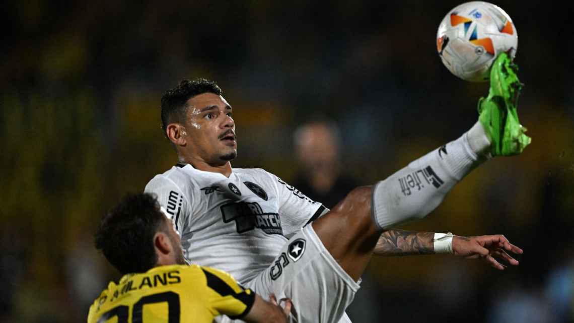 Botafogo perde para o Peñarol, mas vai à final inédita da Libertadores contra o Atlético-MG