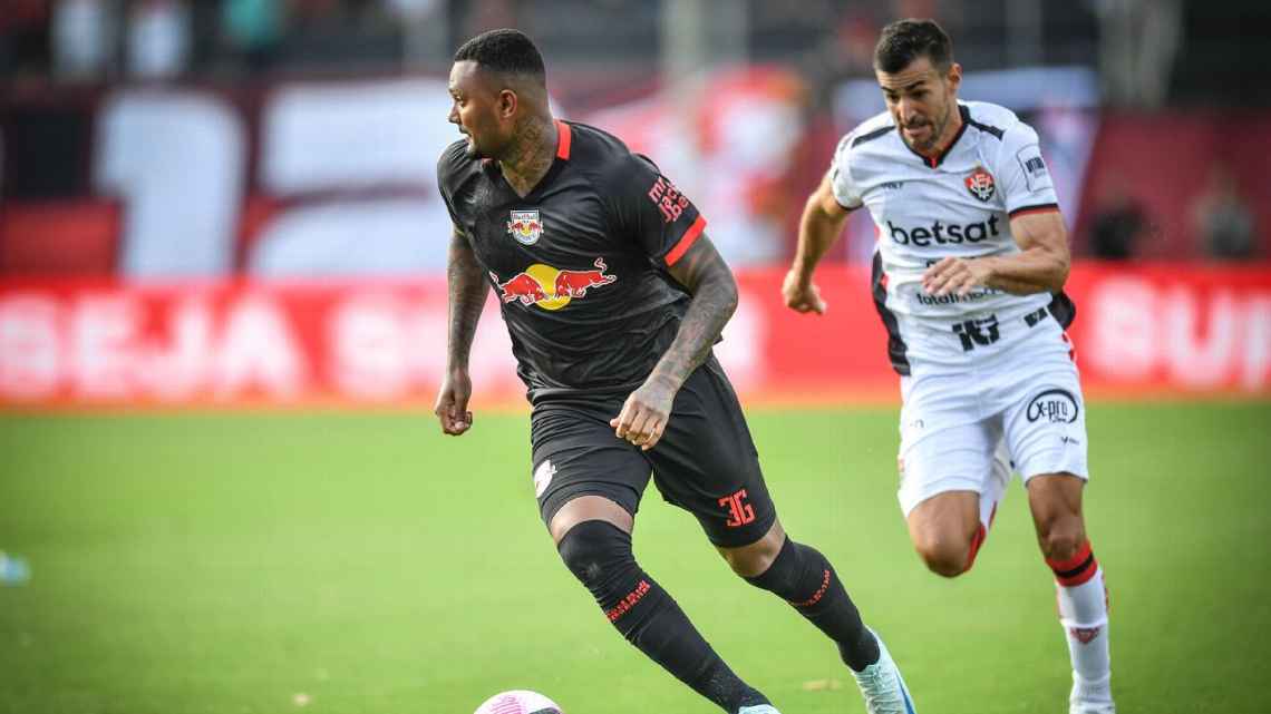 Vitória vence Red Bull Bragantino em confronto direto e devolve Corinthians para a zona de rebaixamento do Brasileirão