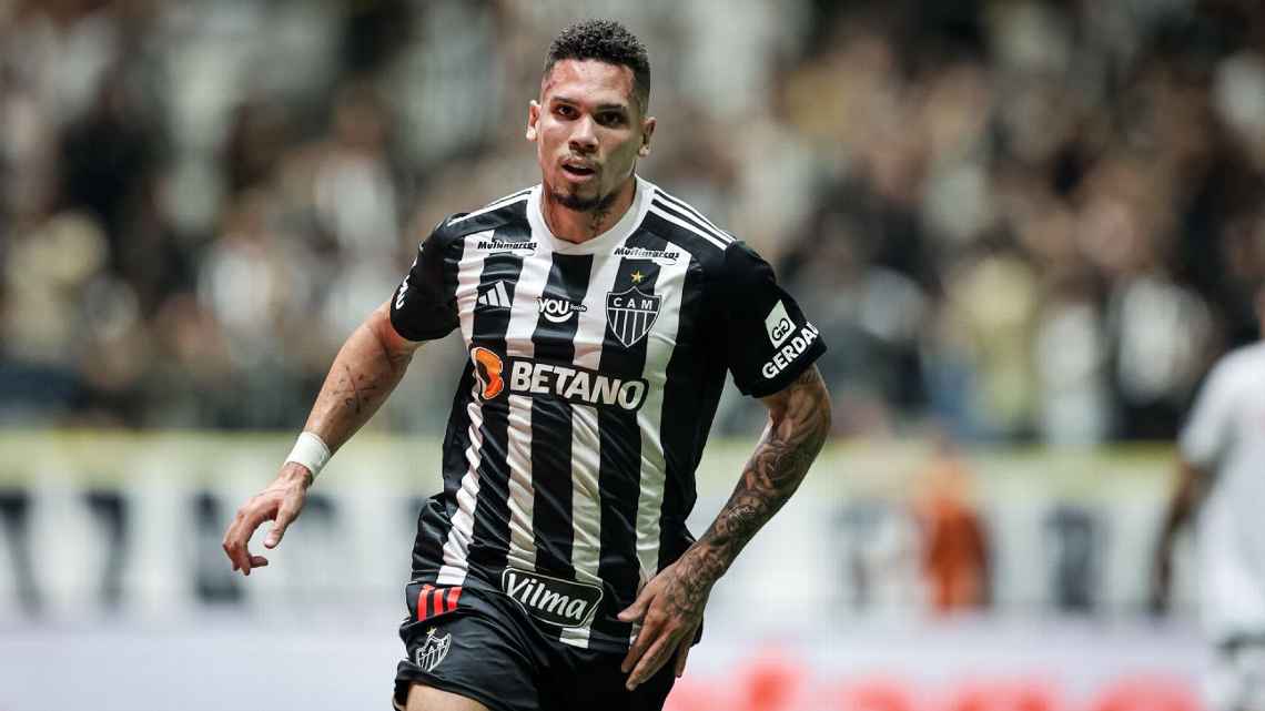 Paulinho revela problema na perna que o atrapalha e ganha defesa pública de Hulk: ‘Dá a vida pelo Atlético-MG’