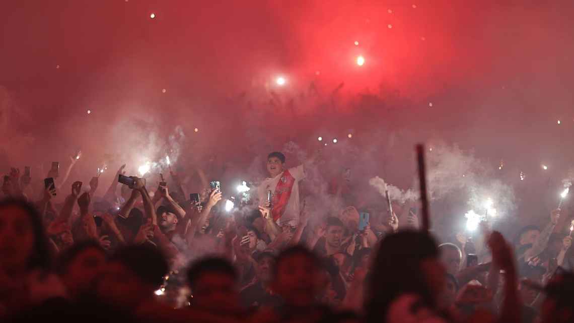 OPINIÃO: Rico, gastão, estádio cheio e festa linda; dá para ter inveja do River Plate, o grande freguês do Brasil?