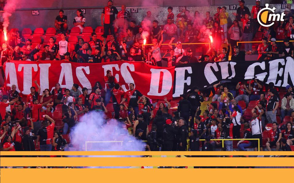 Barra del Atlas se manifestó contra la directiva y lanzó bengalas a la cancha del Jalisco | VIDEO