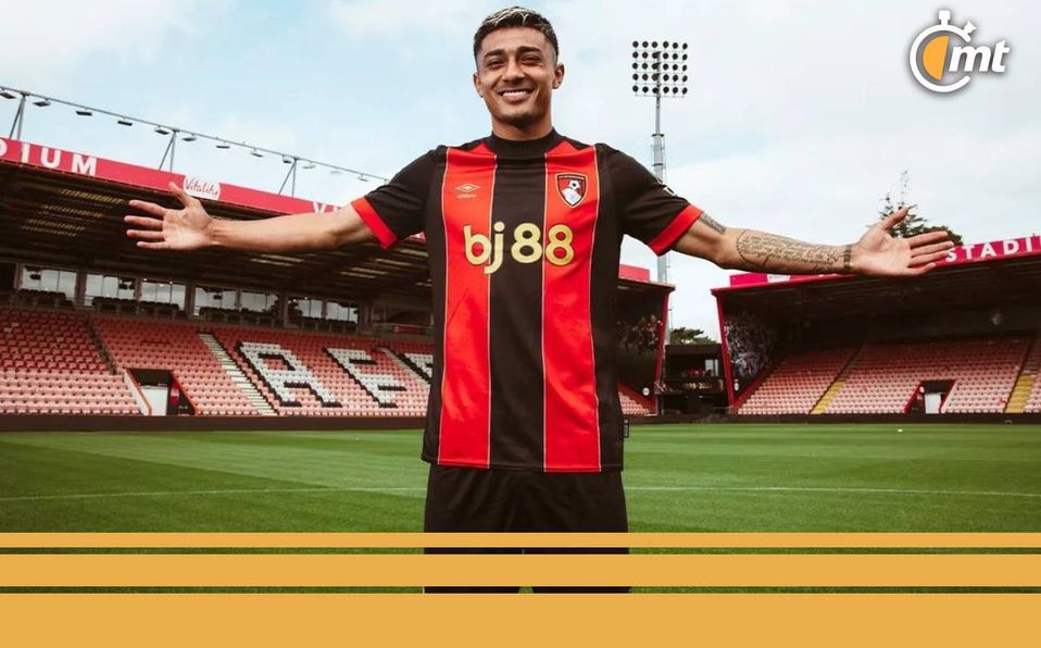 Julián Araujo cumple promesa en Bournemouth y acude con fans a festejar en pub | VIDEO