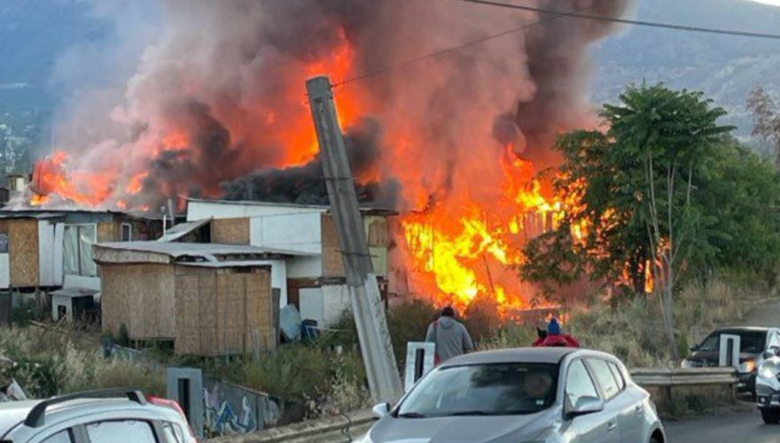 VIDEOS – Voraz incendio afecta viviendas de material ligero en el Campamento Dignidad en La Florida