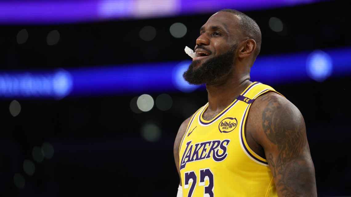 LeBron anota terceiro triplo-duplo consecutivo, Lakers batem os Grizzlies e seguem invictos dentro de casa na NBA